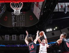 开云体育官方网站-热火主场击败老鹰，守住领先地位